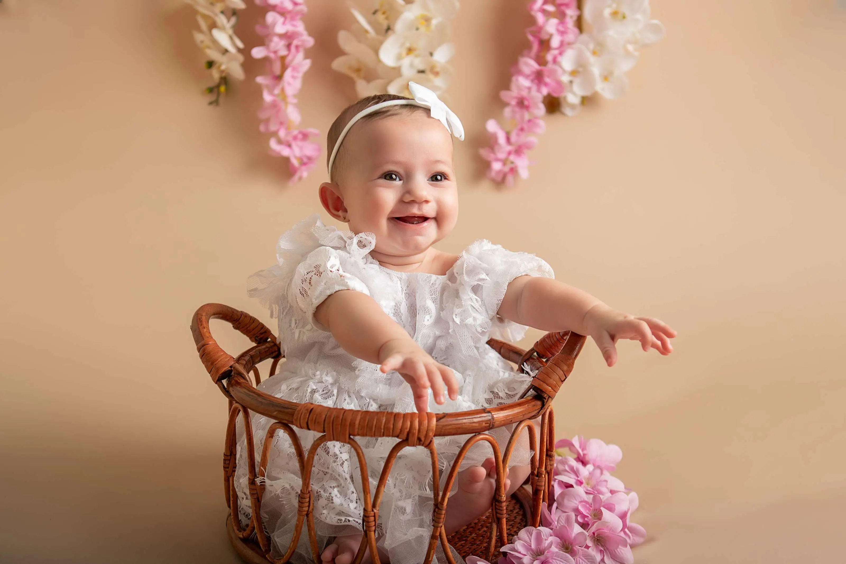 Cenário Clean Fundo Bege com Flores