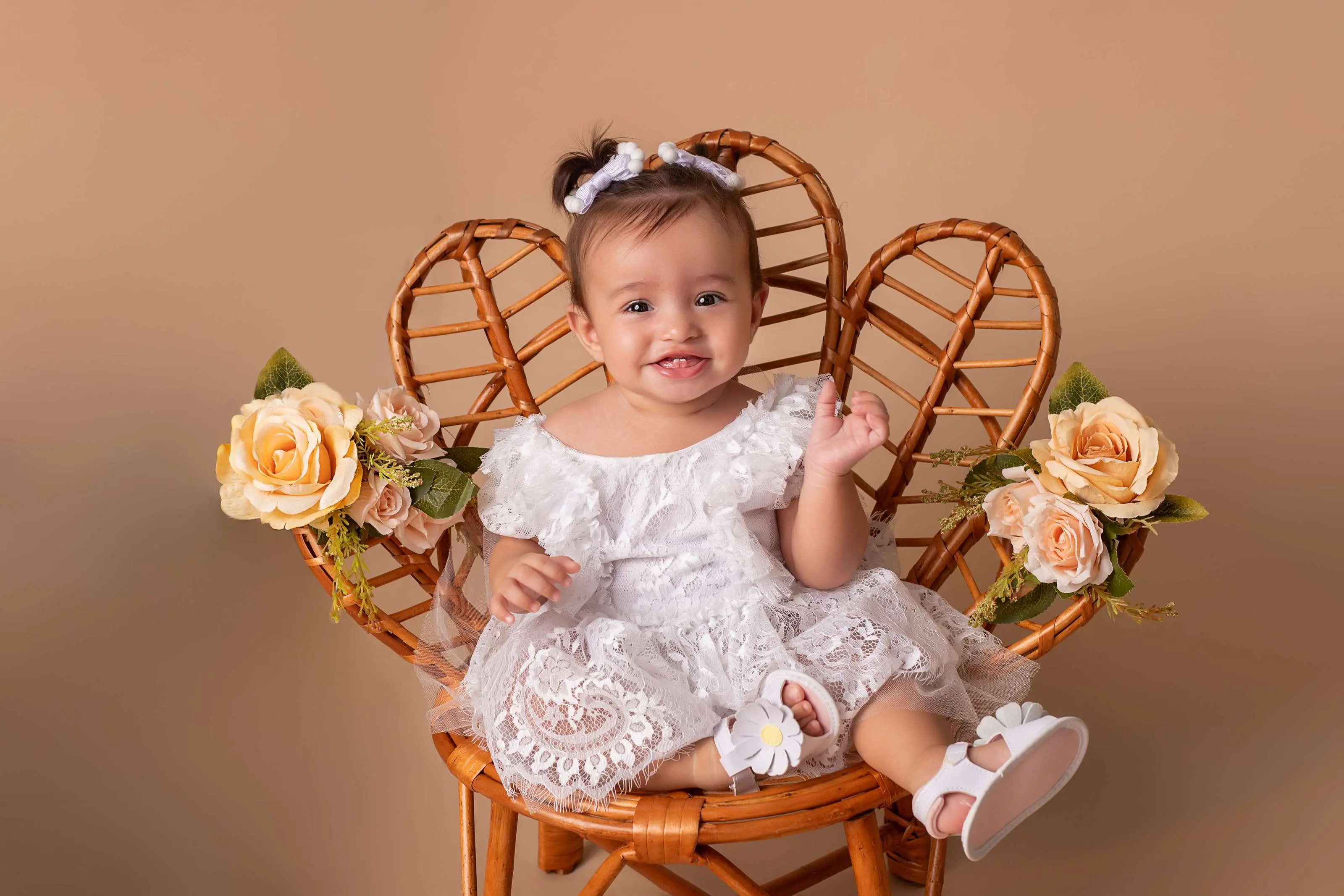 Cenário Clean Fundo Bege com Flores